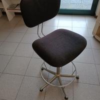 sgabello nero in tessuto