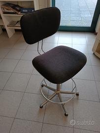 sgabello nero in tessuto