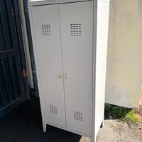 Armadio spogliatoio con sporco e pulito