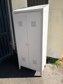 Armadio spogliatoio con sporco e pulito