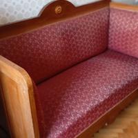 Divano Vintage in legno e  tessuto rosso 