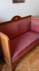 Divano Vintage in legno e  tessuto rosso 