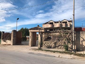 Intera villa su più livelli un interrato , piano