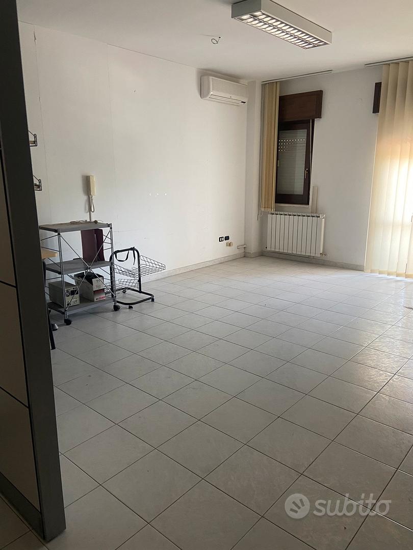 Locale commerciale Crotone - Vista 3