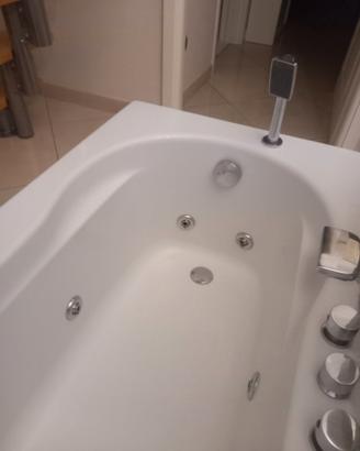 Vasca da bagno idromassaggio