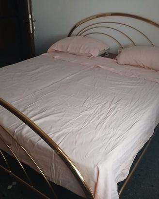 Struttura letto in ottone con rete