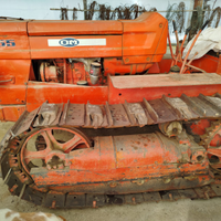 Trattore cingolato e attrezzature agricole