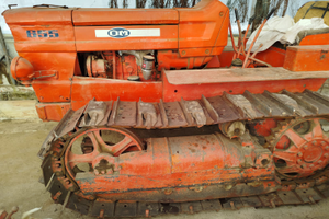 Trattore cingolato e attrezzature agricole