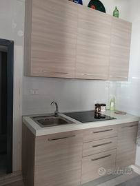 Cucina colore bianco e olmo naturale 