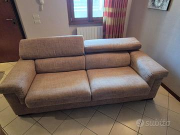 Divano con poggiapiedi