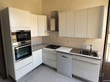 Cucina con eletteodomestici