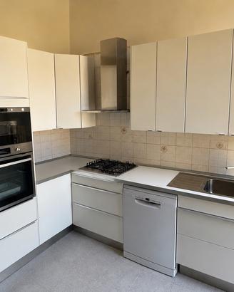 Cucina con eletteodomestici