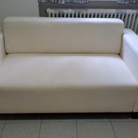 Divano due posti in stoffa bianca