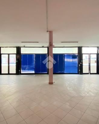 NEGOZIO A CASCINA