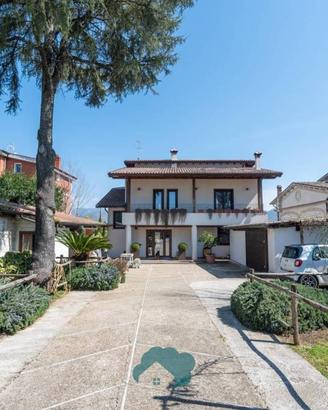 Villa di 300 m² con più di 5 locali e box auto dop