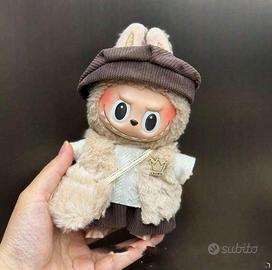Outfit Primaverile Labubu Beige con Borsetta e Cap