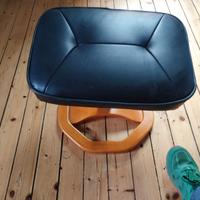Poggiapiedi in pelle e legno
