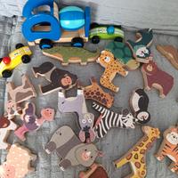 numerosi animali verniciati in legno