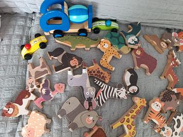 numerosi animali verniciati in legno