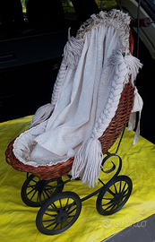 Carrozzina in vimini del 1956