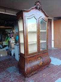 Credenza antica con vetrina