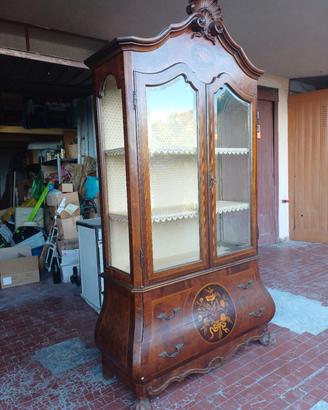 Credenza antica con vetrina