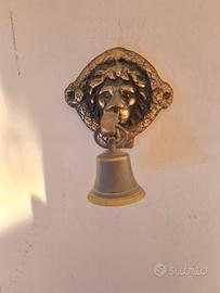 battacchio di epoca con testa di leone e campana