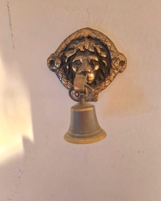 battacchio di epoca con testa di leone e campana