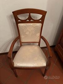 Poltroncina elegante in legno con braccioli