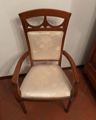 Poltroncina elegante in legno con braccioli