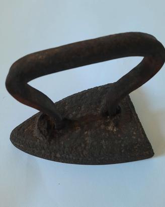 Antico Ferro da Stiro in Ghisa Pieno