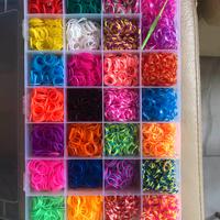 Scatola di elestici colorati per comporre accessor