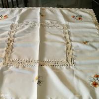 Tovaglietta ricamata con bordo uncinetto