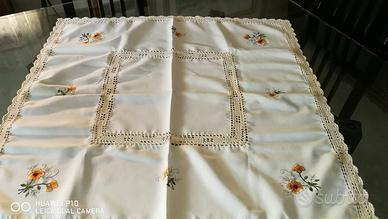 Tovaglietta ricamata con bordo uncinetto