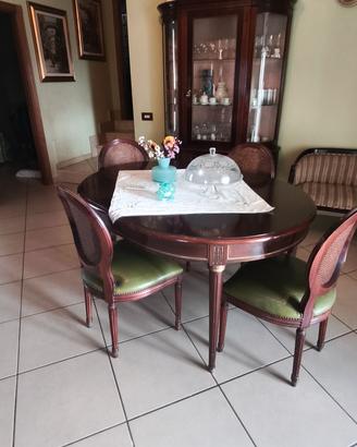 Tavolo da pranzo e sedie abbinate