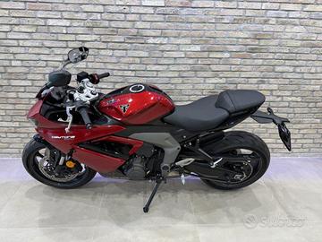 TRIUMPH Daytona 660 .