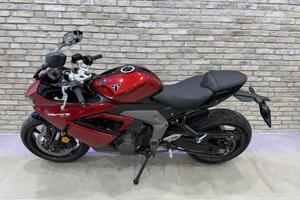 TRIUMPH Daytona 660 .