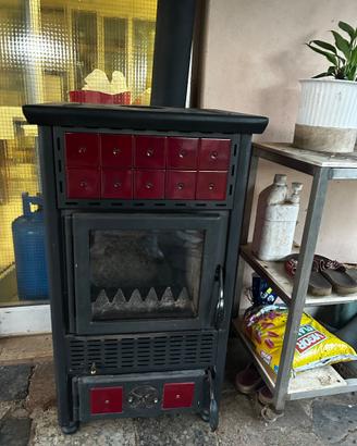 stufa a legna rossa
