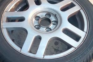Cerchi con gomme auto invernali 