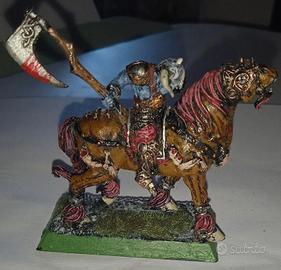 Eroe del Caos a cavallo in metallo – dipinto a man