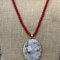 Collana con pasta corallo e cammeo sardonico