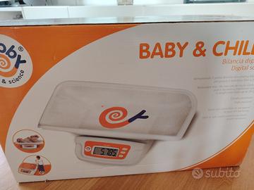 Bilancia pesa neonato