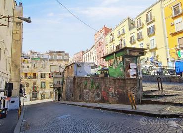 2 LOCALI A NAPOLI