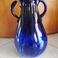 Brocca in vetro azzurro fatta a mano