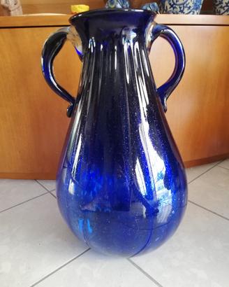 Brocca in vetro azzurro fatta a mano