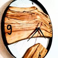 orologio da parete in legno d'ulivo.