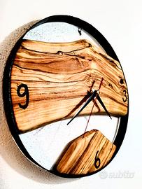 orologio da parete in legno d'ulivo.