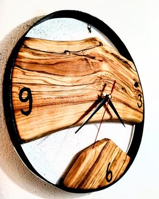 orologio da parete in legno d'ulivo.