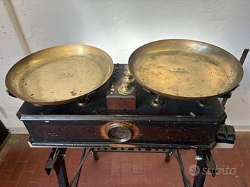 Bilancia antica e pesi