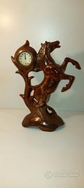 antico cavallo orologio in ceramica 